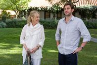 Wenn Liebe so einfach wäre – Jane (Meryl Streep) versteht sich gut mit ihrem künftigen Schwiegersohn Harley (John Krasinski). Er ist auch der Erste, der mitbekommt, dass zwischen Jane und ihrem Ex-Mann wieder etwas läuft.