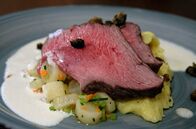 Kochs anders – Der Hauptgang von Benedikt Schultheis: rosa Kalbstafelspitz mit Schwarzwurzelsalat und Apfel- Meerettichschaum.