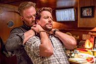 Harrow – (v.li.): Ditch Davey (Robert Quinn), Ioan Gruffudd (Dr. Daniel Harrow).