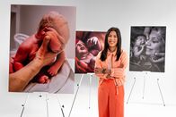 Terra X: Unser Leben – Mai Thi Nguyen-Kim im Studio, umgeben von Fotos von Neugeborenen.