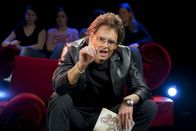 Switch Reloaded – (4. Staffel) - Bei "Switch Reloaded" bleibt niemand verschont: Hugo Egon Balder (Max Giermann) in "Die Hit Giganten" ...