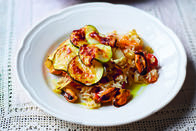 Jamie kocht Italien – Eintopfgericht aus Meeresfrüchten, Zucchini, Cherrytomaten und Reis.