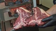 Vom Rind zum Steak - Europas größter Rinder-Schlachthof – Aus dem Rinderfleisch werden verschiedene Steak-Sorten, wie das T-Bone-Steak, gewonnen.