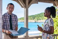 Death in Paradise – Als Naomi (Shantol Jackson) DI Parker (Ralf Little) den Bericht zur Todesursache vorlegt, ist er erstaunt. Das Opfer wurde scheinbar vergiftet. Doch wie?