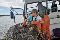 Maine: Hummer oder Wale? – Danny Fernald (re.) bringt seinem Enkel Quinn (li.) das Hummerfischen bei.