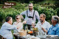 Urlaub daheim – Bernd Pulker (m.) serviert inmitten von eigenen Weingärten in der Wachau den angeblich weltbesten Schweinsbraten.