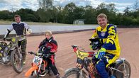 Die Sportmacher – Moderator Stefan trifft auf den Speedway Fahrer Marius, der ihn in die Geheimnisse des Motorradfahrens auf der Sandbahn einweiht. Kann Stefan ein Rennen gegen den 9-jährigen Felix gewinnen?