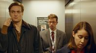 Parlament – V. l. n. r.: Toto (Lucas Englander), Samy (Xavier Lacaille) und Rose (Liz Kingsman) im Fahrstuhl.