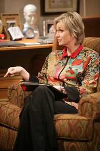 Two and a Half Men – Will Charlie keine Beruhigungspillen verschreiben: seine Psychiaterin Dr. Freeman (Jane Lynch) ...