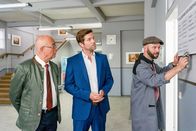 Die Rosenheim-Cops – Nachdem Hausmeister Winkler (Steffen Wolf, r.) die neuen Schilder montiert, sind Markus Herrmann (Peter Ketnath, M.) und Polizeidirektor Achtziger (Alexander Duda, l.) überzeugt, dass sich nun niemand mehr verlaufen wird.