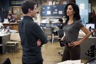 Brooklyn Nine-Nine – Jake Peralta (Andy Samberg, l.), Rosa Diaz (Stephanie Beatriz)