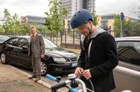In aller Freundschaft – Beim Ankommen an der Klinik macht Pfleger Kris Haas (Jascha Rust, re.) Dr. Rolf Kaminski (Udo Schenk, li.) darauf aufmerksam, dass er mit seinem Auto auf dem Behindertenparkplatz parkt. Kaminski, der eh schon in Eile ist, lässt Kris' Bemerkung den Kragen platzen und er brüllt ihn an.