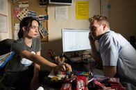 neoriginal: Like a Loser – Anna (Kayla Shyx, l.) und Julian (Ben Münchow, r.) im Büro: Nach Annas Ladendiebstahl versucht Julian, als frischgebackener Marktleiter, die Kontrolle zu bewahren – während Anna sich völlig unbeeindruckt zeigt.