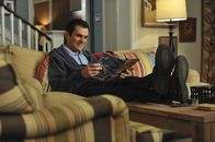 Modern Family – Phil (Ty Burrell) ist voller Vorfreude: Sein Geburtstag steht vor der Tür und am selben Tag kommt das von ihm heiß ersehnte iPad in die Läden. Klar, dass er keinen größeren Wunsch hat, als das neue Tablet in den Händen halten zu dürfen...