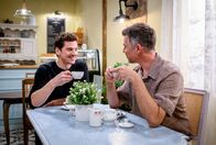 Sturm der Liebe – Yannik (Jo Weil, r.) wird im Gespräch mit Kilian (Anthony Paul, l.) bewusst, dass er Gefühle für Katja hat.