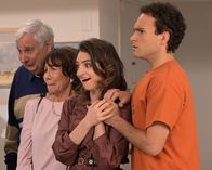 The Goldbergs – (v.l.n.r.) Lou Schwartz (Ken Lerner); Linda Schwartz (Mindy Sterling); Joanne Schwartz (Beth Triffon); Barry Goldberg (Troy Gentile)