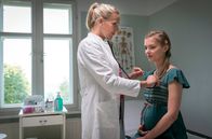 Praxis mit Meerblick – Nora Kaminski (Tanja Wedhorn, li.) untersucht die schwangere Tamara (Maike Jüttendonk).