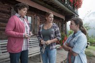 Der Bergdoktor – Lisbeth (Monika Baumgartner, l.) möchte Martin vorschlagen, bis zu seiner Genesung erst mal wieder auf dem Gruberhof einzuziehen. Anne (Ines Lutz, M.) soll dann erst mal bis auf weiteres bei Lilli (Ronja Forcher, r.) unterkommen.