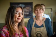 Inspector Barnaby – Die quirlige und immer auf die nächste Eroberung hinarbeitende Vanessa (Laila Rouass) schleppt ihre Freundin Sarah Barnaby (Fiona Dolman) in einen Back-Kurs.