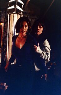 Charmed - Zauberhafte Hexen – Als Prue, Phoebe (Alyssa Milano, l.) und Piper (Holly Marie Combs, r.) merken, dass Aviva von der bösen Hexe Kali geschickt wurde, um ihnen ihre Fähigkeiten zu stehlen, müssen sie Aviva ihrem schlechten Einfluss entziehen und Kali in die Finsternis verbannen ...