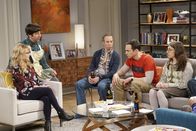 The Big Bang Theory – (v.li.) Melissa Rauch (Bernadette Rostenkowski-Wolowitz), Simon Helberg (Howard Wolowitz), Kevin Sussman (Stuart), Jim Parsons (Sheldon Cooper), Mayim Bialik (Amy Farrah Fowler).