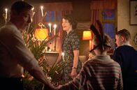 Carmen Curlers – Birthe (Maria Rossing) tanzt mit ihrer Familie um den Weihnachtsbaum.