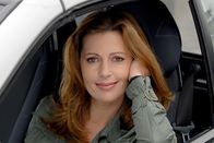 Die Rosenheim-Cops – Hübsch und frisch in ihn verliebt lenkt Marie Hofer (Karin Thaler) den Kollegen ihres Bruders von der Arbeit ab.