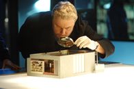 CSI - Den Tätern auf der Spur – Erneut erhält Grissom (William Petersen) ein mysteriöses Päckchen: Im Inneren befindet sich ein weiteres Mord-Modell, welches er natürlich gründlichst untersucht. Aber werden Grissom und sein Team den geplanten Mord verhindern können?