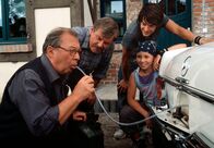 Das Traumpaar – Günther (Wolfgang Winkler, 2.v.li.), Charlotte (Laura Borlein) und Kalle (Bruno Bruni) sind beeindruckt, mit welcher List Erwin (Jaecki Schwarz, li.) den Oldtimer wieder zum Laufen bringt.