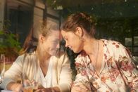 Mich hat keiner gefragt – Clara (Vita Tepel, l.) ist hoffnungslose Romantikerin: sie möchte, dass ihre Hochzeit perfekt wird. Claras Mutter Anna (Meike Droste, r.) verspricht Clara, ihr dabei zu helfen. Nur hat Claras Vater keine Zeit, den Brautführer zu geben.