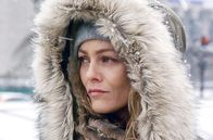 Frost – Auf einem Zwischenstopp von ihrer Fahrt in die Ukraine treffen Rokas und Inga auf eine Gruppe von Kriegsreporterinnen und Kriegsreportern. Eine von ihnen, Marianne (Vanessa Paradis), übt eine besonders starke Faszination auf Rokas aus.