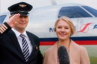 Rote Rosen – ARD ROTE ROSEN FOLGE 1733 Uhr im ERSTEN. Flugplatz Uelzen: "Malte-Air" feiert die Eröffnung seiner Liniendienste. Zusammen mit dem Start seiner Fluglinie gibt Airline-Chef Malte Neumann (Marcus Bluhm, l.) überraschend seine Verlobung mit Tine Hedelund (Maike Bollow, r.), der bekannten Designerin aus Lüneburg bekannt. Die scheint über die öffentliche Inszenierung ihrer Verlobung nicht besonders glücklich zu sein.