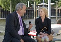 Der Dicke – Martin Brüggmann (Walter Kreye, l.) macht Christina Ehrenberg (Gisela Schneeberger, r.) einen Heiratsantrag.