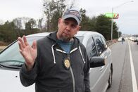 Schmugglern auf der Spur – HSI Task Force Officer David Schweizer describes what was found in a traffic stop. (National Geographic/Lucky 8 TV)