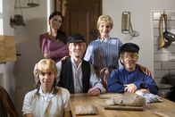 Switch Reloaded – Einsatz für die Super Nanny (Susanne Pätzold, hinten l.) in Lönneberga: Michel (Bernhard Hoëcker, r.) treibt seine Eltern (Petra Nadolny, 2.v.r. und Peter Nottmeier, M.) in den Wahnsinn ?