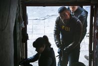 FBI: Special Crime Unit – FBI SA Maggie Bell (Missy Peregrym, l.); FBI SA Omar Adom 'OA' Zidan (Zeeko Zaki, Mitte)