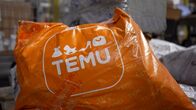 Temu - Ramsch oder Revolution? – Extrem günstig, extrem gut? Die Doku untersucht die chinesische Online-Plattform Temu, ihre Produkte und deren Herstellung, Verkaufswege und -tricks, die Auswirkungen auf die heimische Wirtschaft und das Shoppingverhalten.