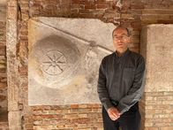 Mythos - Die größten Rätsel der Geschichte – Seit Jahren ist Andrew Chugg auf der Suche nach dem verschollenen Grab des berühmten Feldherren Alexander des Großen. Verbirgt sich hinter diesem steinernen Fresko in Venedig der entscheidende Hinweis?