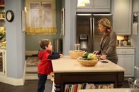 Last Man Standing – Kann Vanessa (Nancy Travis, r.) ihrem Enkelsohn Boyd (Flynn Morrison, l.) in einer schweren Zeit beistehen?