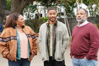 Bless This Mess – (v.l.n.r.) Constance (Pam Grier); Brandon (Langston Kerman); Pastor Paul (Geoffrey Owens)