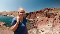 Mythos - Die größten Rätsel der Geschichte – Hinweise auf Atlantis? Die griechische Geologin Prof. Evi Nomikou untersucht die roten Felsen auf der Insel Santorin.