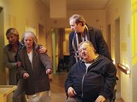 Der Dicke – NDR Fernsehen DER DICKE, "Schlafende Hunde" Uhr. Gregor Ehrenbergs (Dieter Pfaff, r.) undercover-Einsatz im Altenheim gerät außer Kontrolle. Die Heimleiterin Ursula Betting (Petra Zieser, l.) schnappt sich Marianne (Eva-Maria Hagen, 2.v.l.) und ihr Komplize Gunther Schorm (Stephan Grossmann, 2.v.r.) setzt Ehrenberg außer Gefecht.