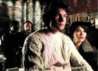 Sliders – Wade (Sabrina Lloyd, re.), Quinn (Jerry O'Connell, Mi.), Rembrandt (Cleavant Derricks, hi.li.) und Prof. Arturo (John Rhys-Davies) wollen aus der Praxis des Schamanen Dr. Yang fliehen...