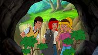 Bibi und Tina – Bibi (r.), Tina (M.) und Alex (l.) suchen Emily und ihr Fohlen Fioretta.