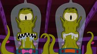 Die Simpsons – Durch ein falsches Fahrgeschäft locken Kang und Kodos die Simpsons in eine Falle ..