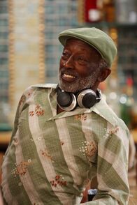 2 Broke Girls – Earl (Garrett Morris), der Kassierer des Williamsburg Diner, freut sich: Nach überstandenem Herzinfarkt kann er zusammen mit seinen Lieblingskollegen Carolines Geburtstag feiern. Er muss nur aufpassen, dass er sich nicht übernimmt!