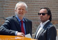 Donna Leon – Der fremdenfeindliche Politiker Giovanni Marcolini (Michael Gwisdek) droht Commissario Brunetti (Uwe Kockisch, re.).
