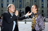 Kommissar Rex – Der deutsche Tourist Bernd Holzmann (Michael König, l.) fotografiert bei seinem Wienbesuch in der Innenstadt einige junge Männer. Dabei lernt er auch Hubert Meixner (Klaus Händl, r.), einen Verkäufer für Herrenmoden, kennen, den er abends zu sich ins Hotel einlädt. Am nächsten Morgen ist Holzmann tot ...