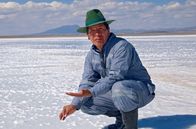 Magische Anden – Amado Bautista gewinnt Speisesalz im "Salar de Uyuni" - der größten Salzpfanne der Erde.