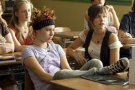 Freche Mädchen – Die ganze Sache mit den Jungs, dem Küssen und der Liebe hält die drei Freundinnen Mila (Emilia Schüle, r.), Hanna (Selina Shirin Müller, M.) und Kati (Henriette Nagel, l.) ganz schön auf Trab ...